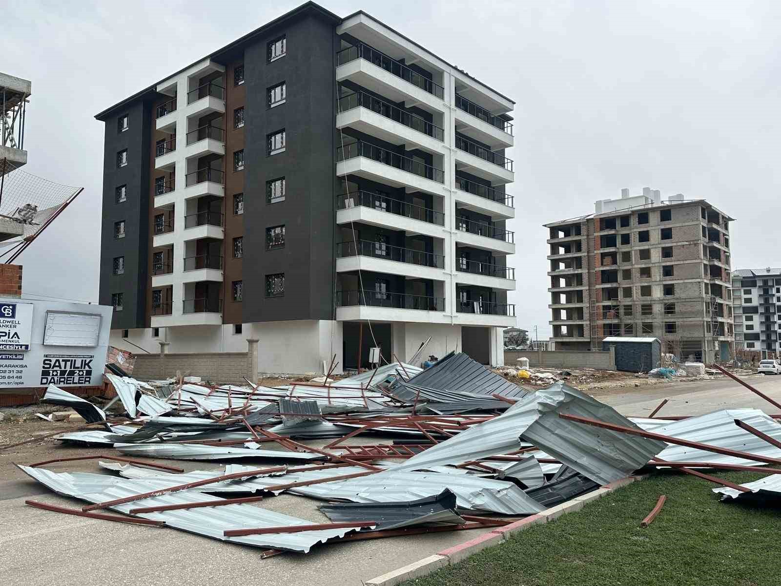 Uşak’ta kuvvetli fırtına hayatı olumsuz etkiledi