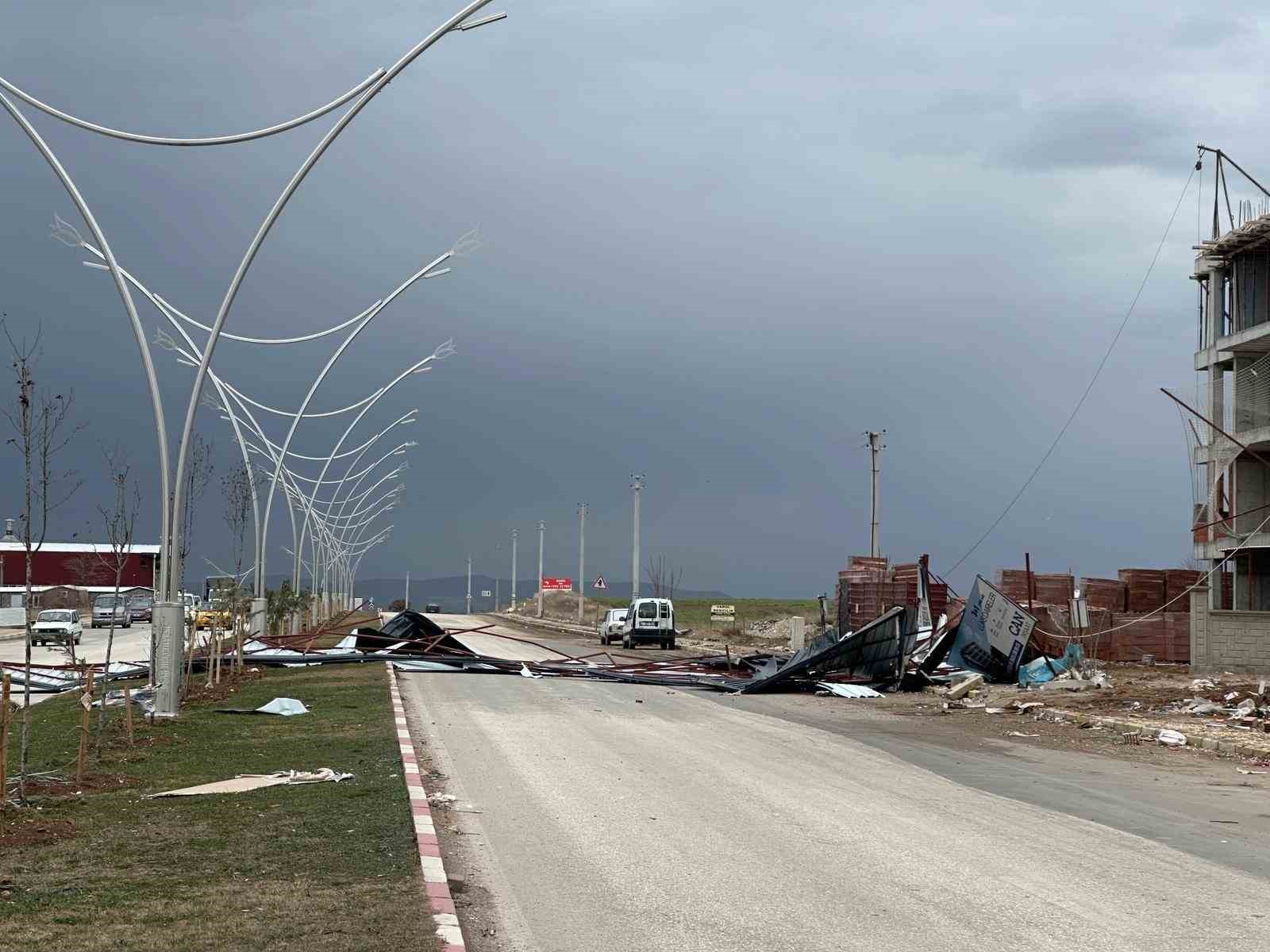 Uşak’ta kuvvetli fırtına hayatı olumsuz etkiledi