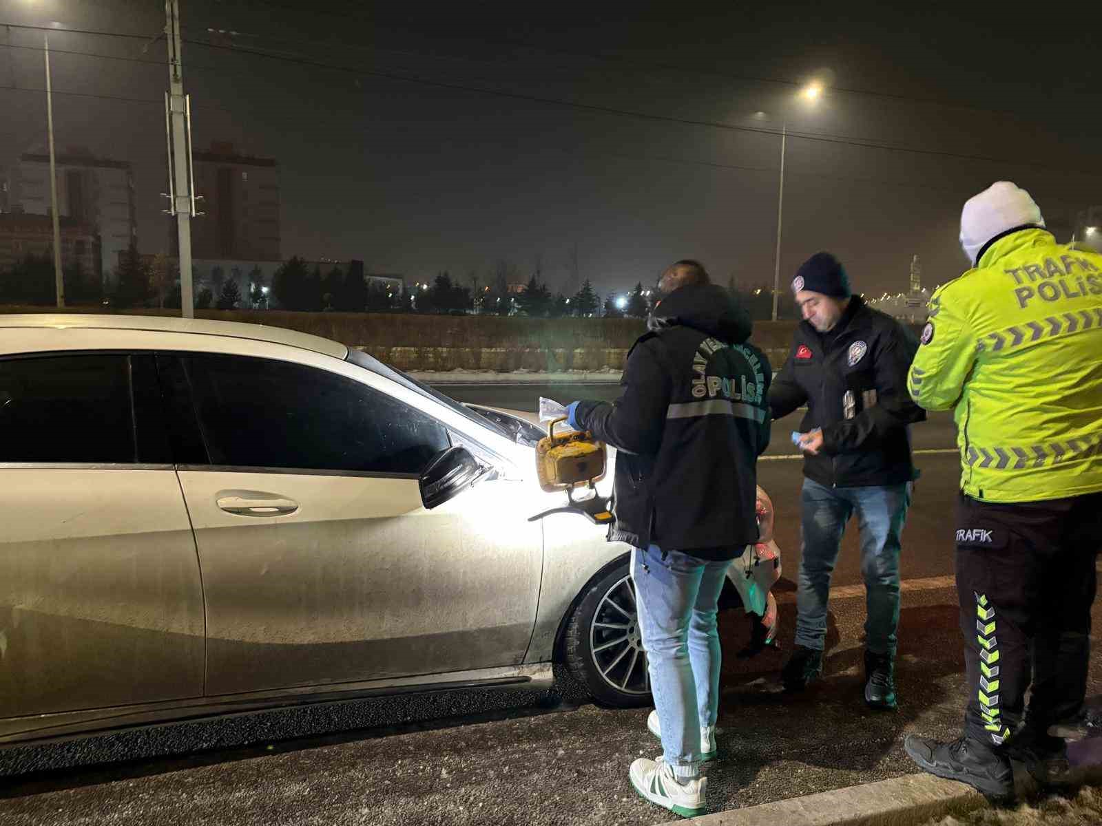 Polise çarpıp kaçan şahıs, olay yerine gelince yakayı ele verdi: 1’i polis 2 yaralı