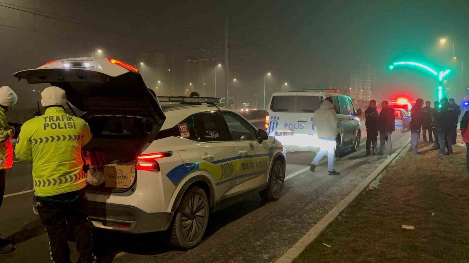 Polise çarpıp kaçan şahıs, olay yerine gelince yakayı ele verdi: 1’i polis 2 yaralı
