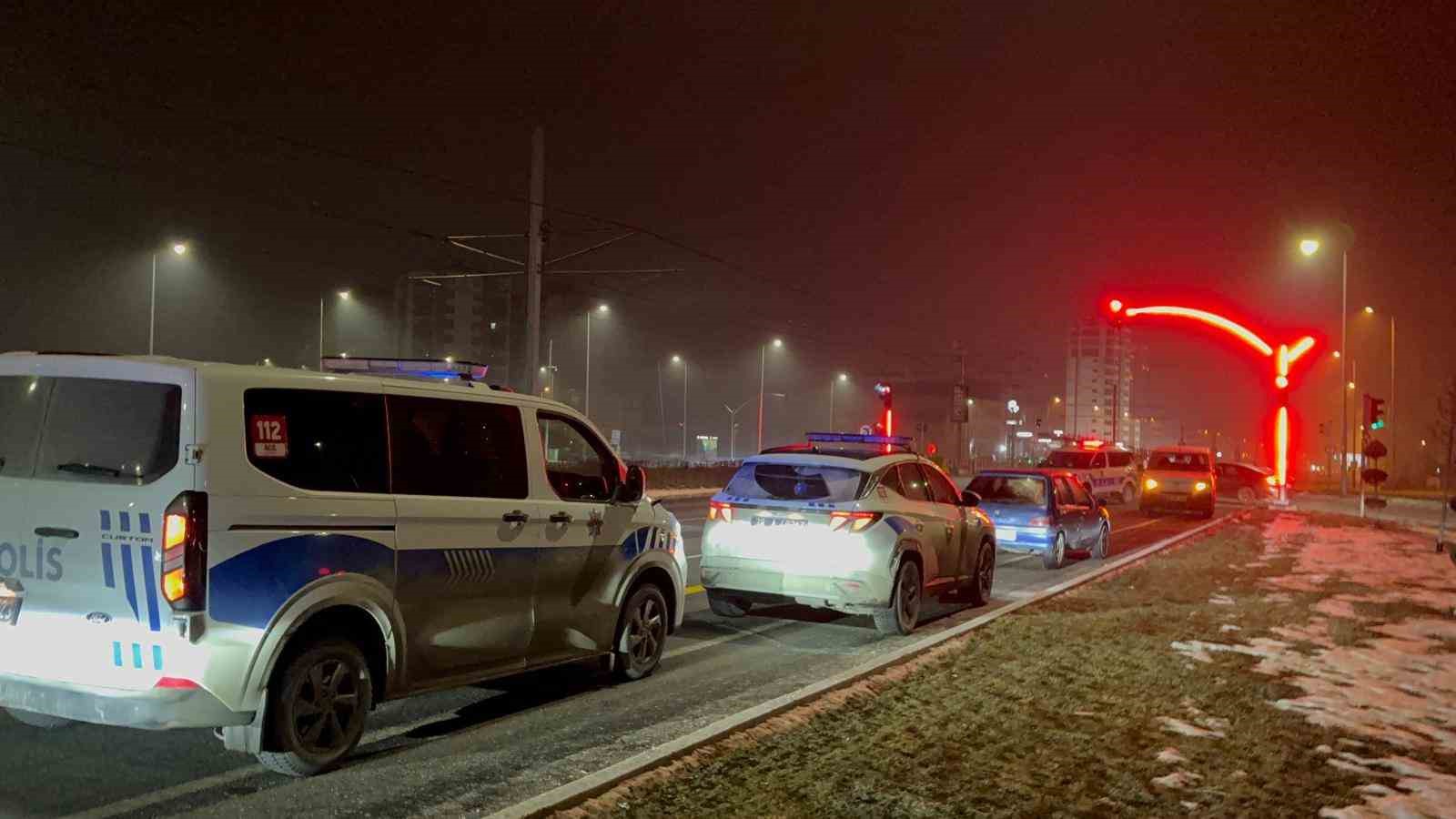 Polise çarpıp kaçan şahıs, olay yerine gelince yakayı ele verdi: 1’i polis 2 yaralı