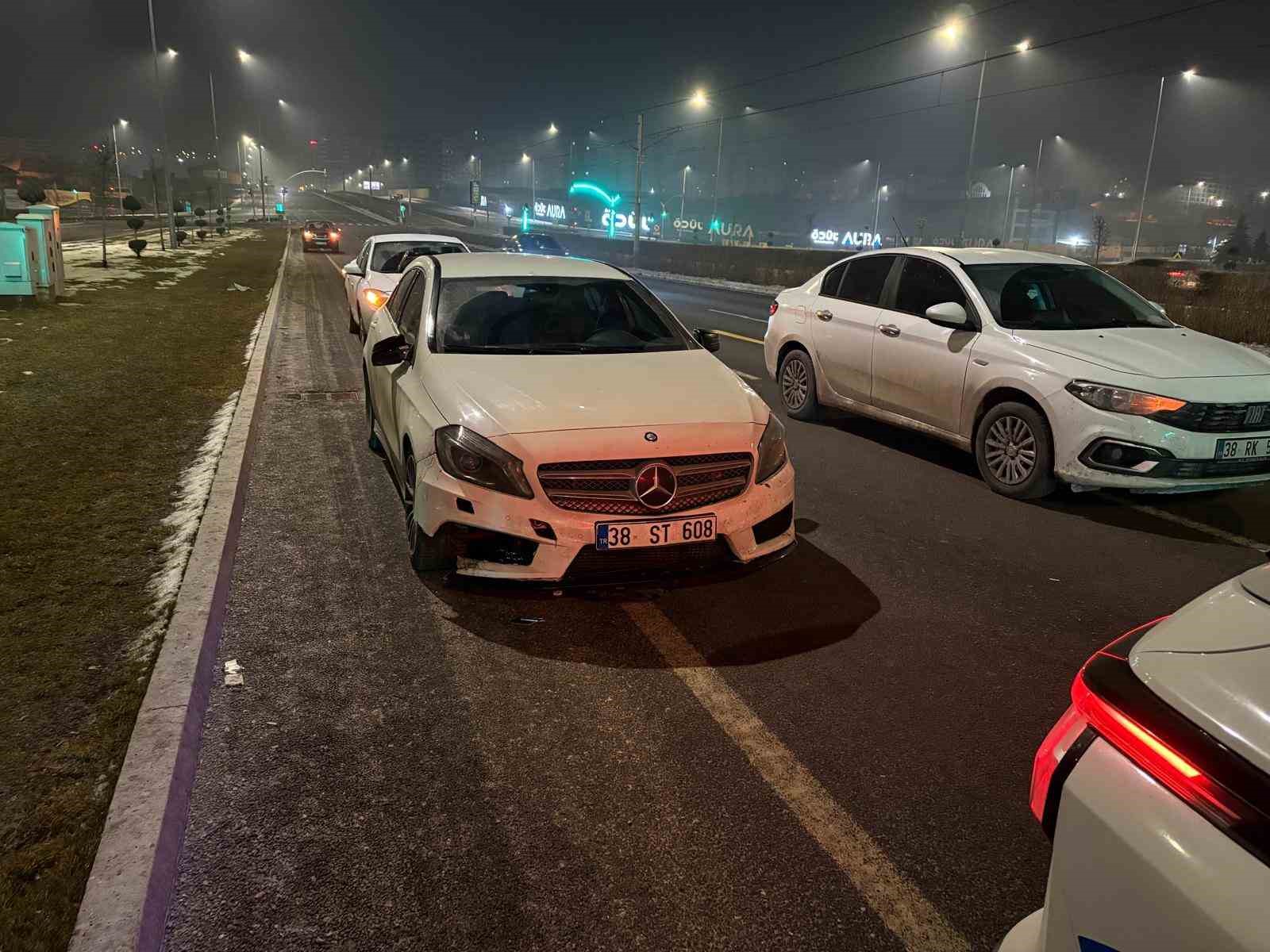 Polise çarpıp kaçan şahıs, olay yerine gelince yakayı ele verdi: 1’i polis 2 yaralı