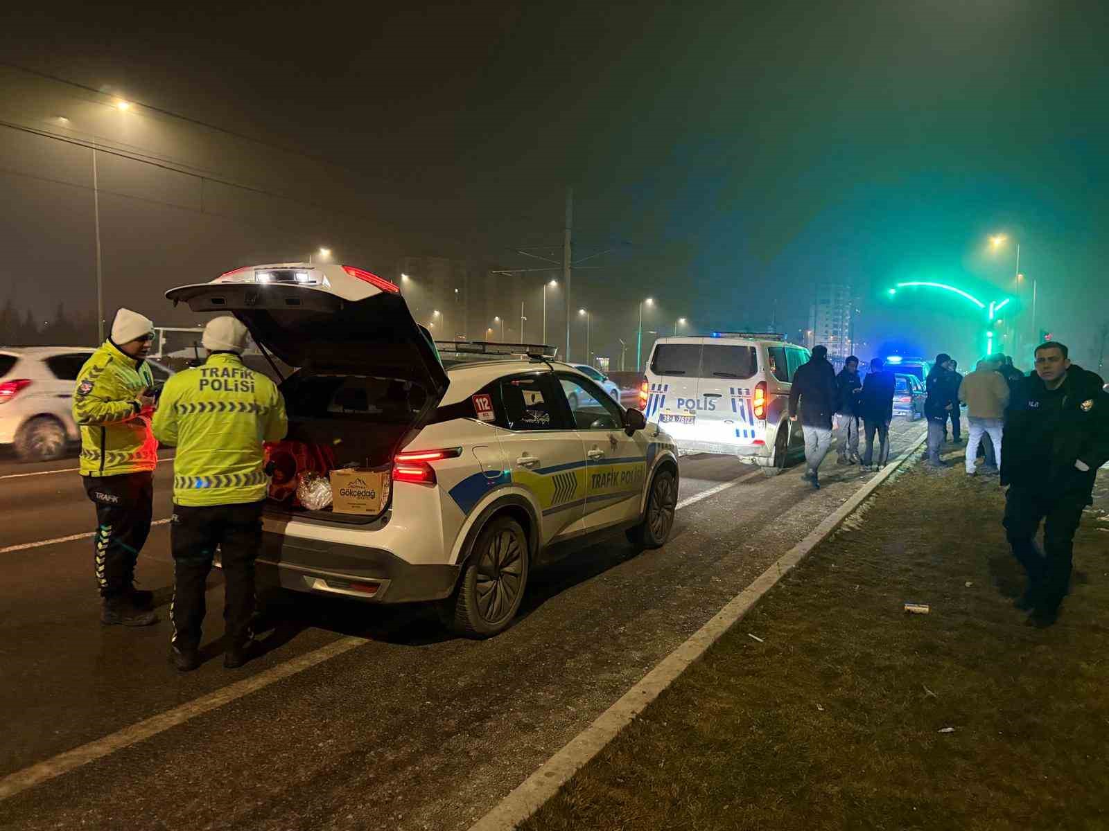 Polise çarpıp kaçan şahıs, olay yerine gelince yakayı ele verdi: 1’i polis 2 yaralı