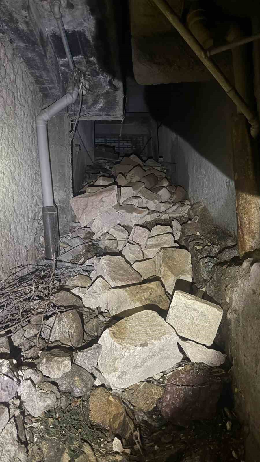 Niğde’de şiddetli rüzgar nedeniyle minare yıkıldı, çatılar uçtu