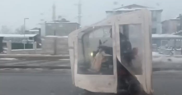 Gören bir daha baktı