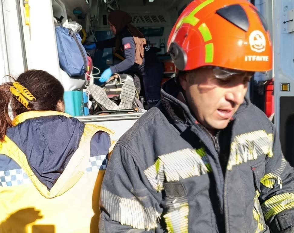 Denizli’de kontrolden çıkan traktör devrildi; 1 yaralı