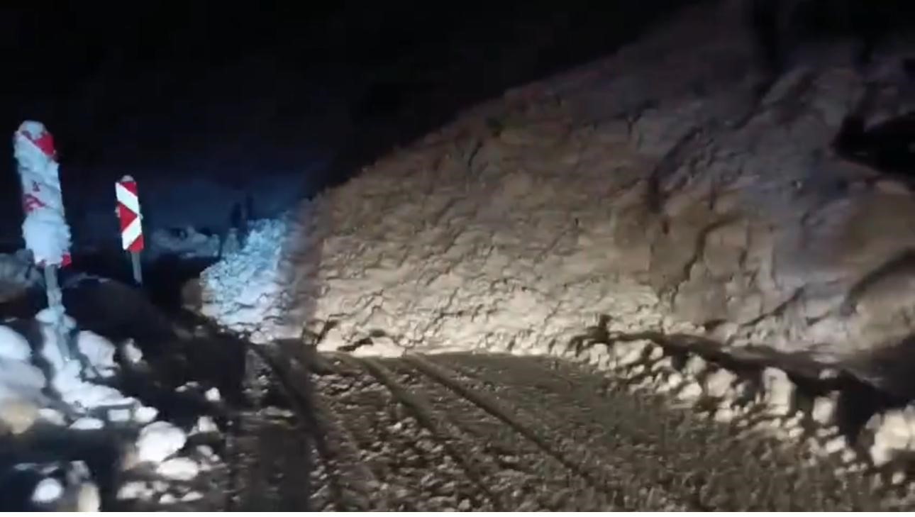 Şırnak yoluna çığ düştü, karayolu 2 saat ulaşıma kapandı