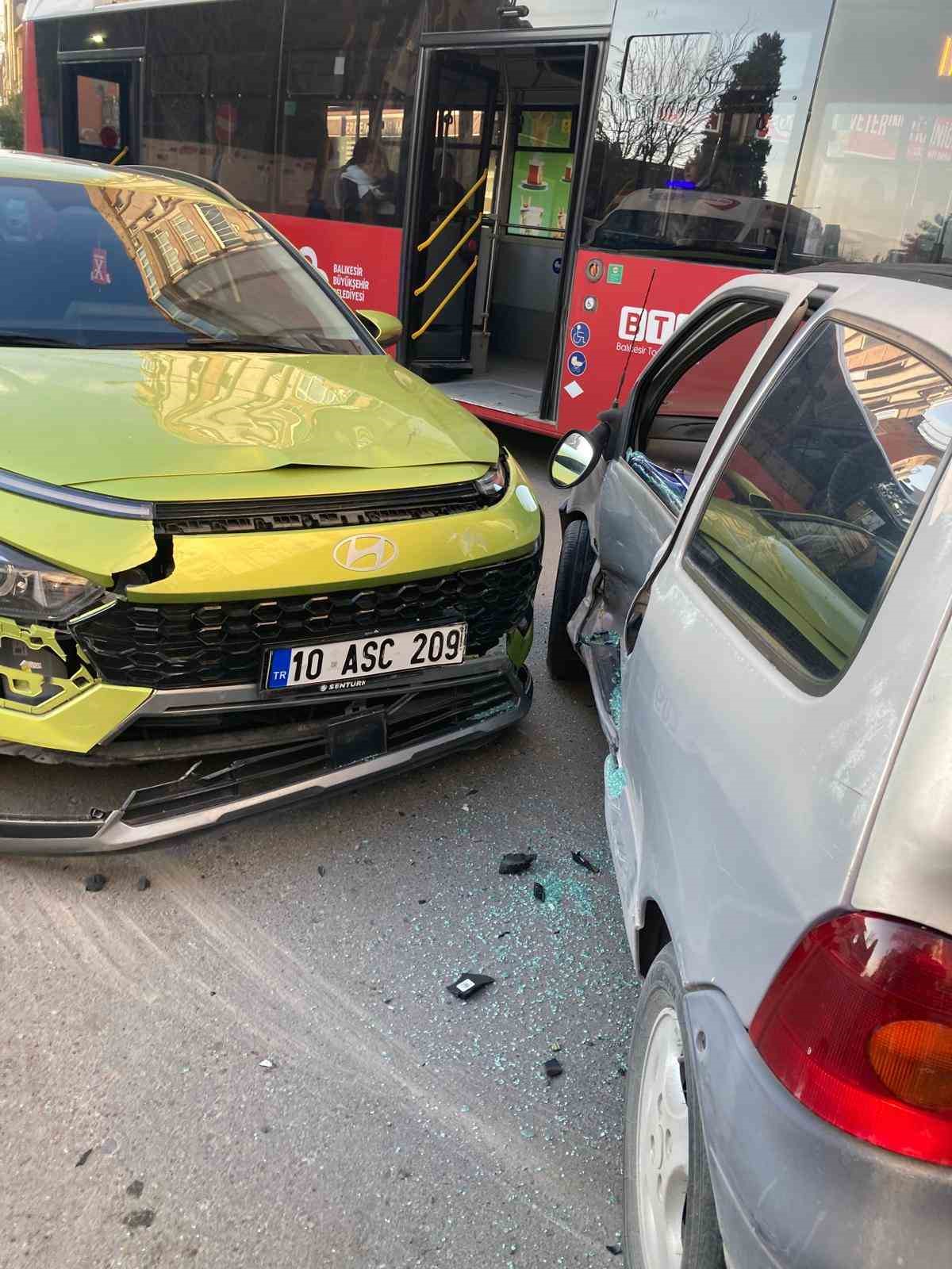 Balıkesir’de çift taraflı trafik kazası: 2 yaralı