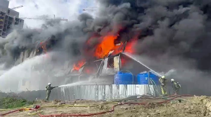 Esenyurt’ta bulunan bir inşaat alanında işçilerin kaldığı konteynerde henüz bilinmeyen bir nedenle yangın çıktı. Alevler kısa sürede büyürken olay yerine itfaiye ekipleri sevk edildi.
