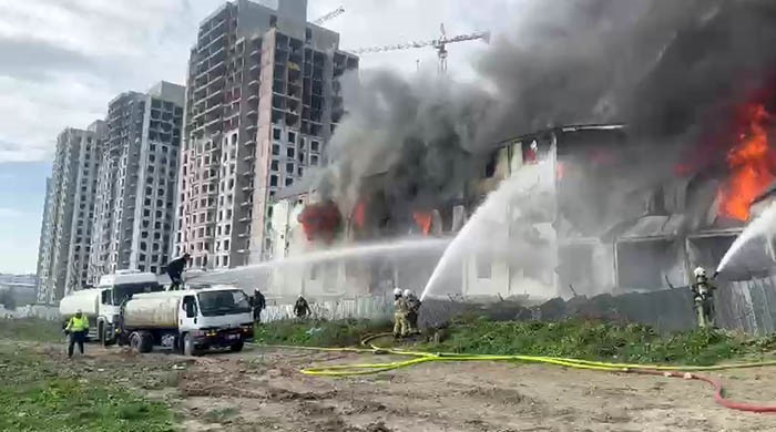 Esenyurt’ta bulunan bir inşaat alanında işçilerin kaldığı konteynerde henüz bilinmeyen bir nedenle yangın çıktı. Alevler kısa sürede büyürken olay yerine itfaiye ekipleri sevk edildi.