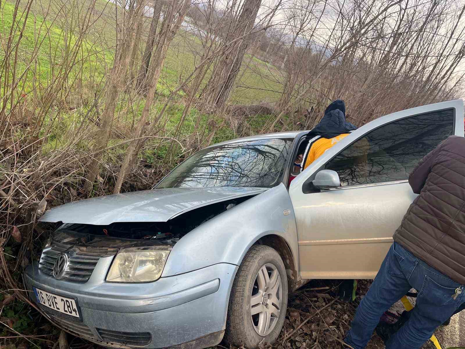 İnegöl’de kontrolden çıkan otomobil ağaca çarptı: 1 yaralı