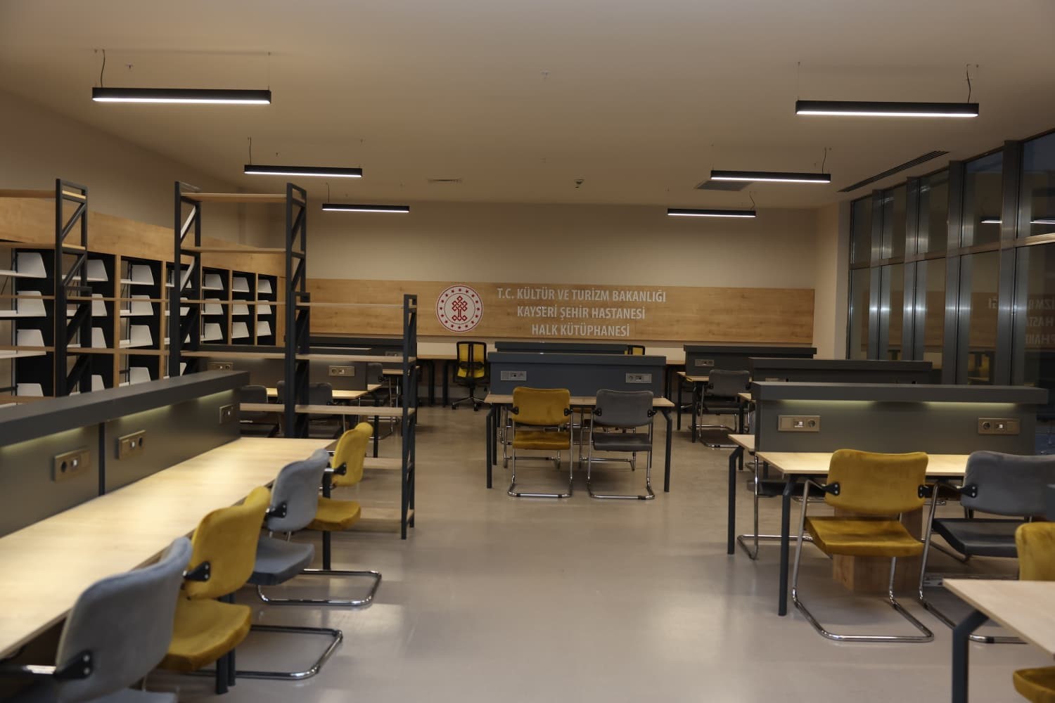 Vali Çiçek, Şehir Hastanesi’ne açılacak Hal Kütüphanesini inceledi