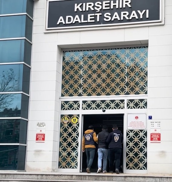 Telefonlara yükledikleri zararlı yazılımlarla vatandaşların hesaplarını boşaltanlar yakalandı