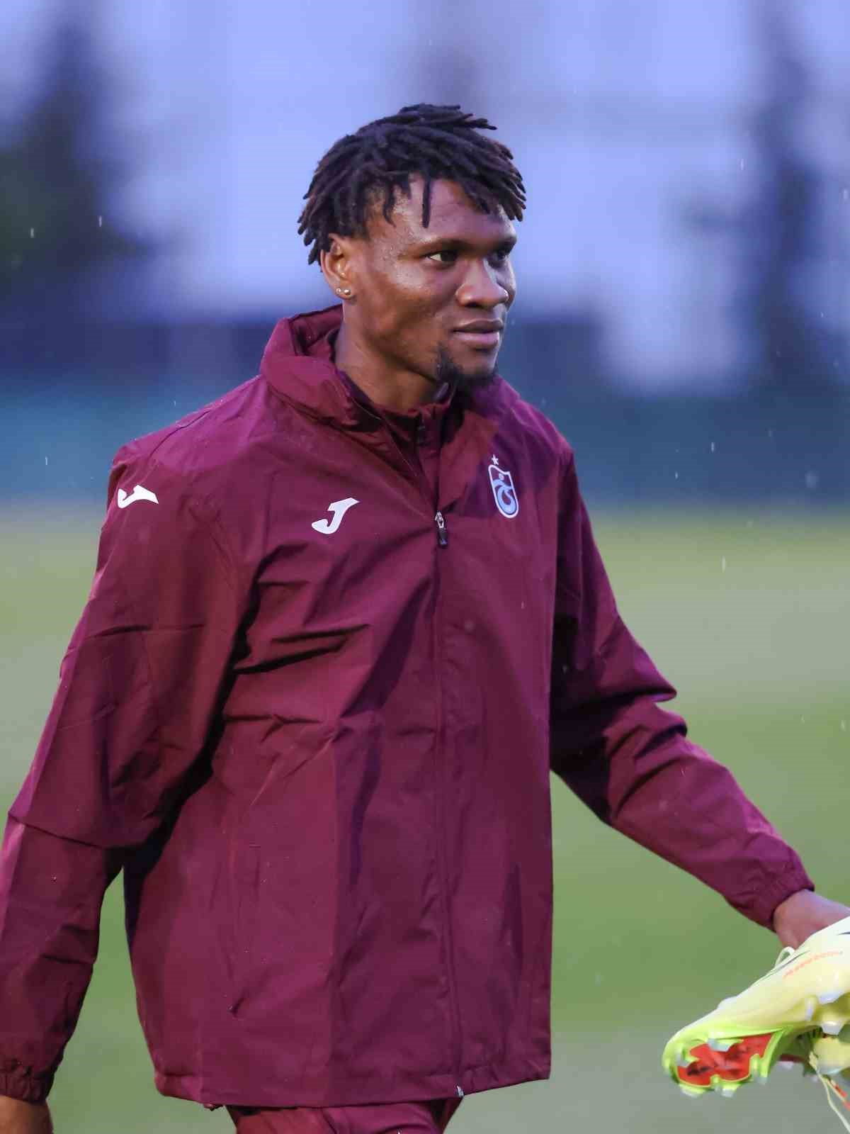 Trabzonspor’un yeni transferi Chibuike Nwaiwu ilk antrenmanına çıktı