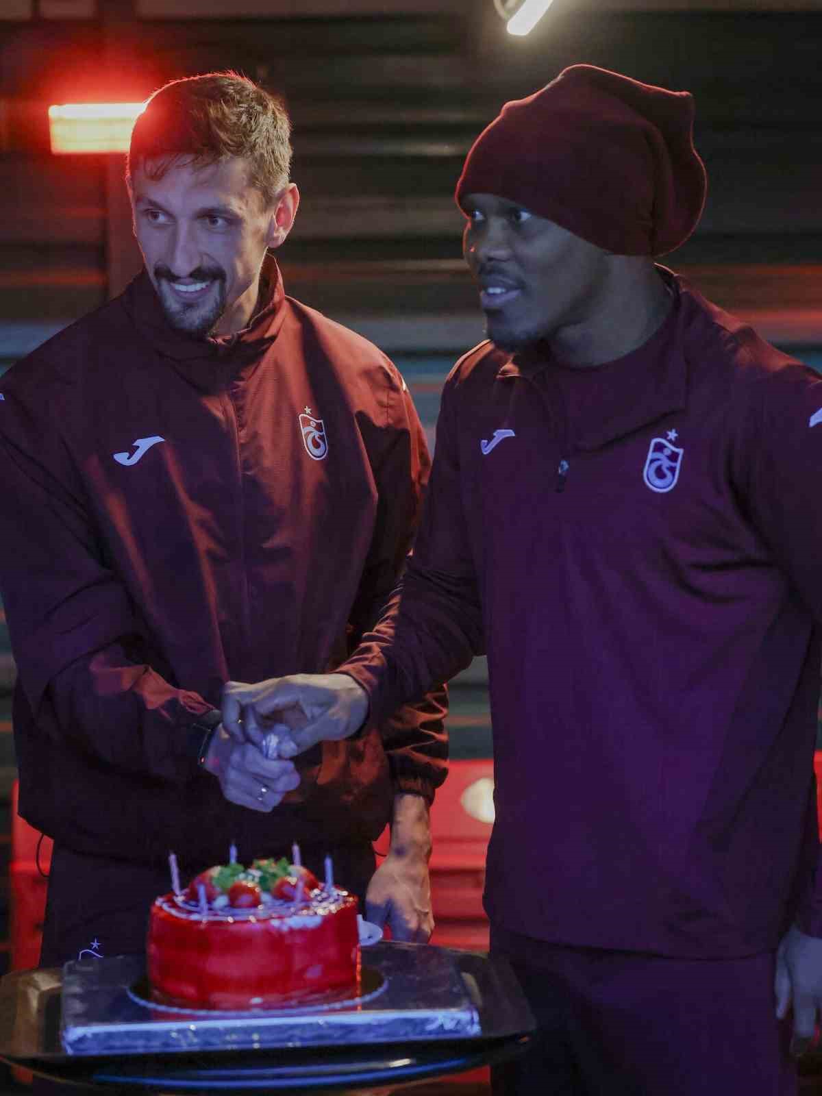 Trabzonspor’un yeni transferi Chibuike Nwaiwu ilk antrenmanına çıktı