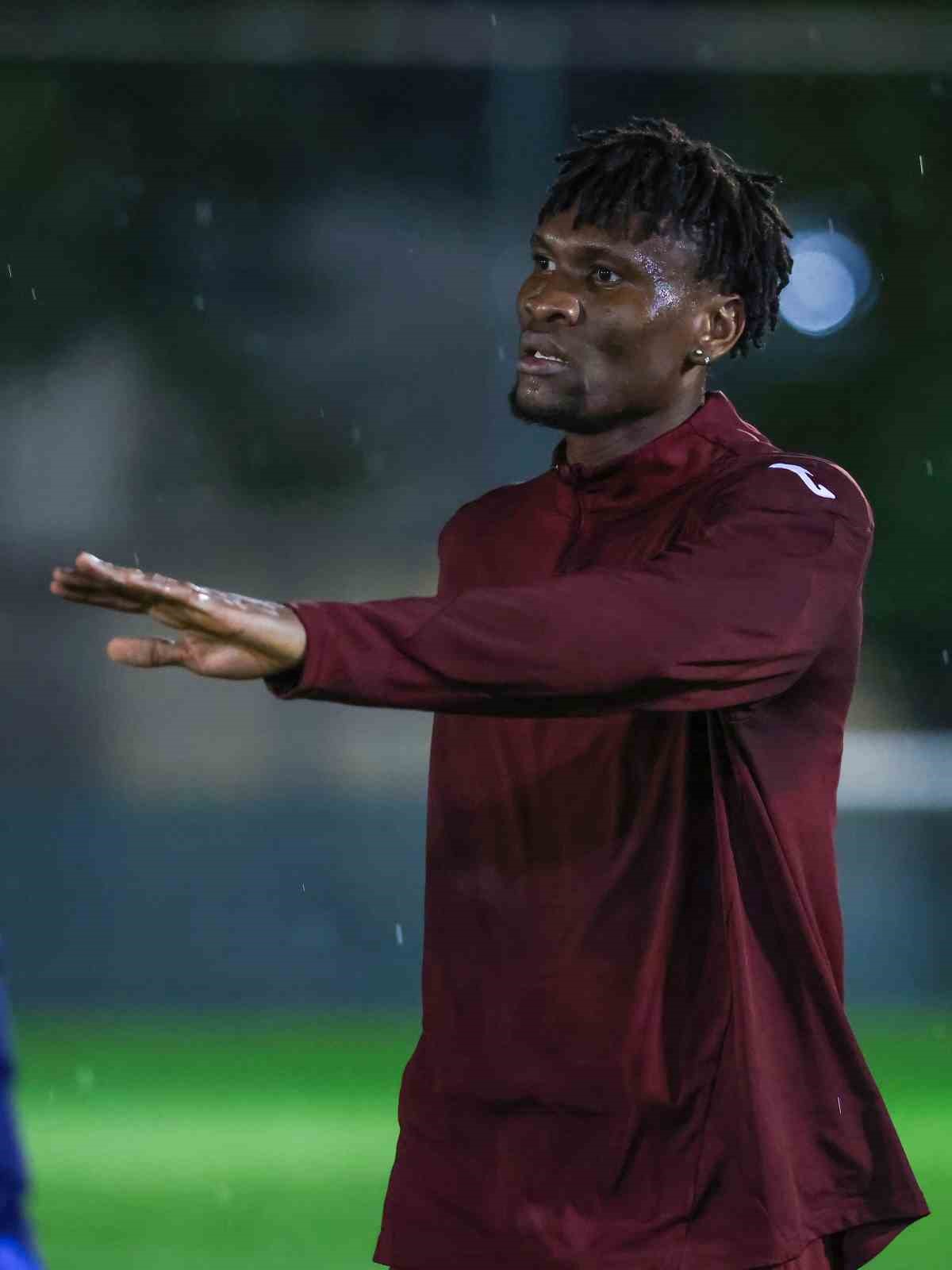 Trabzonspor’un yeni transferi Chibuike Nwaiwu ilk antrenmanına çıktı