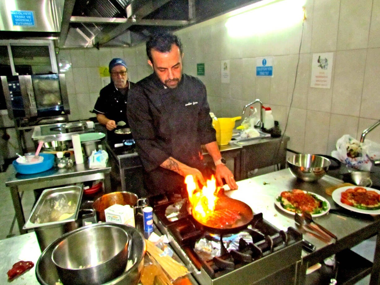 Ödüllü şef, Çeşme’de yeni aşçılar yetiştiriyor