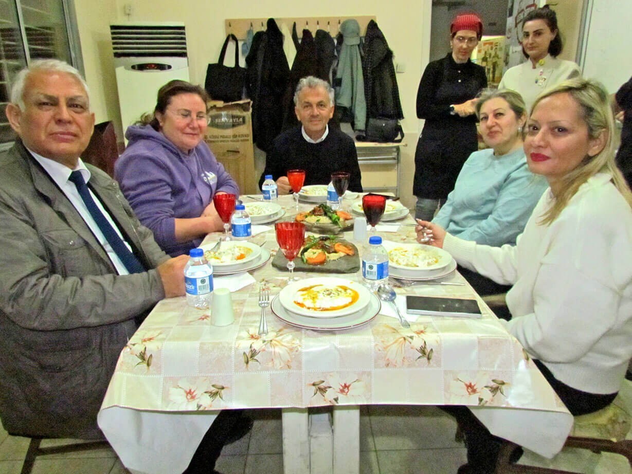 Ödüllü şef, Çeşme’de yeni aşçılar yetiştiriyor