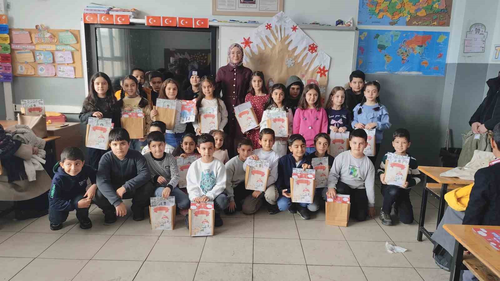 Erciş’te öğrencilerin karne sevinci