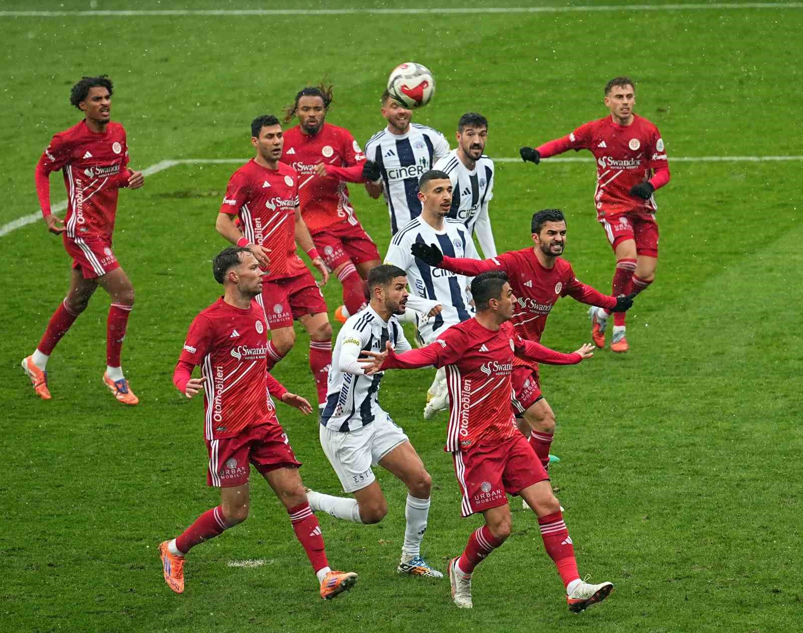 Trendyol Süper Lig: Kasımpaşa: 0 - Antalyaspor: 0 (İlk yarı)