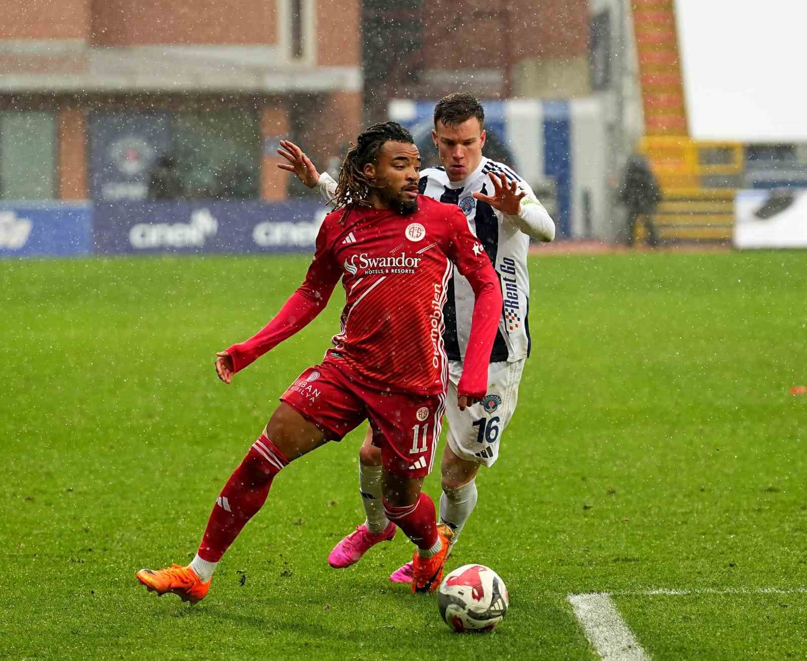 Trendyol Süper Lig: Kasımpaşa: 0 - Antalyaspor: 0 (İlk yarı)