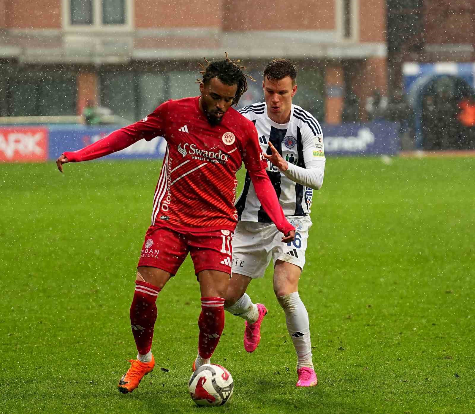 Trendyol Süper Lig: Kasımpaşa: 0 - Antalyaspor: 0 (İlk yarı)