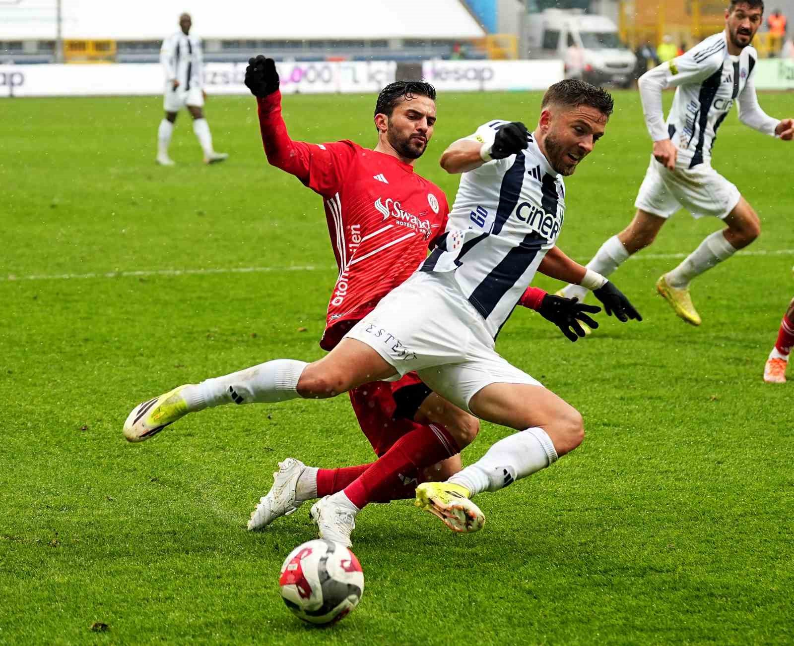 Trendyol Süper Lig: Kasımpaşa: 0 - Antalyaspor: 0 (İlk yarı)