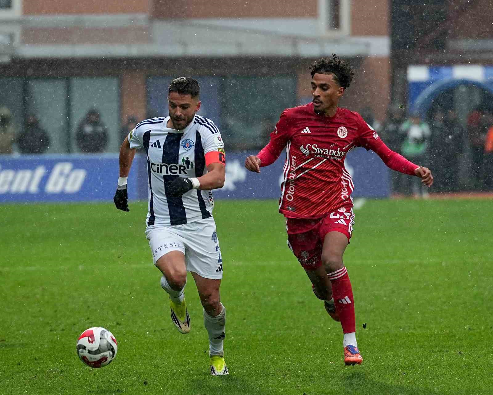 Trendyol Süper Lig: Kasımpaşa: 0 - Antalyaspor: 0 (İlk yarı)