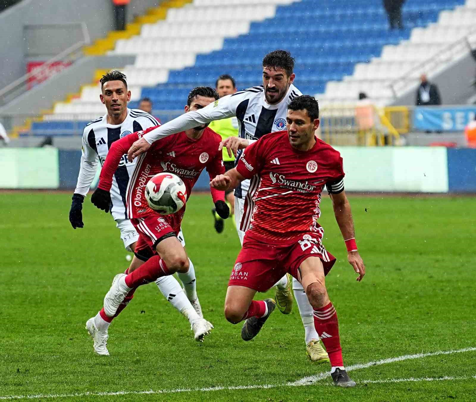 Trendyol Süper Lig: Kasımpaşa: 0 - Antalyaspor: 0 (İlk yarı)