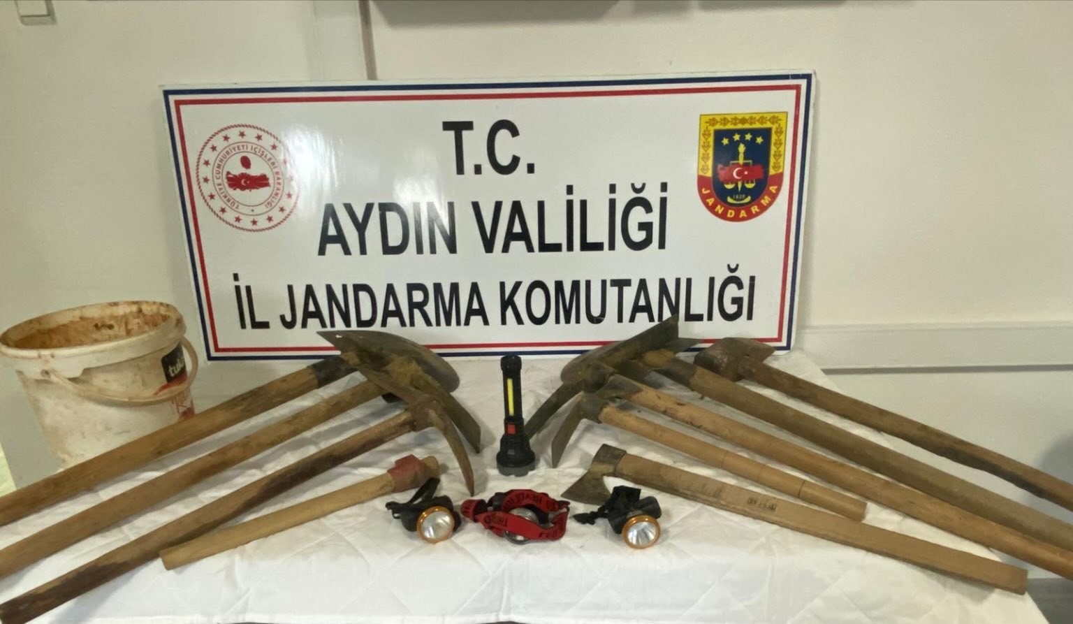 Karacasu’da kaçak kazıya jandarmadan suçüstü