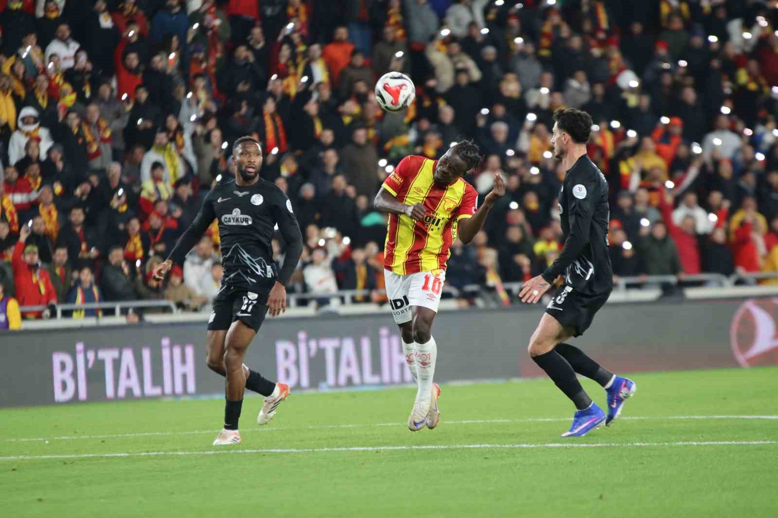 Trendyol Süper Lig: Göztepe: 1 - Çaykur Rizespor: 0 (İlk yarı)