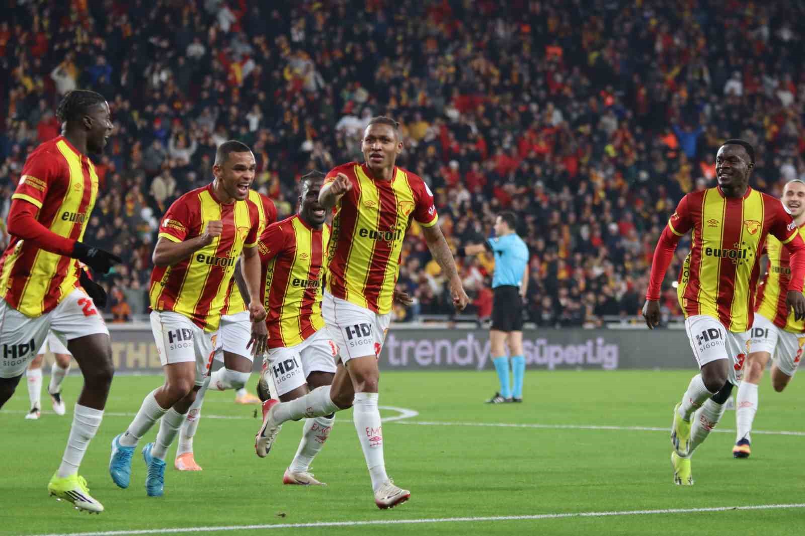 Trendyol Süper Lig: Göztepe: 1 - Çaykur Rizespor: 0 (İlk yarı)