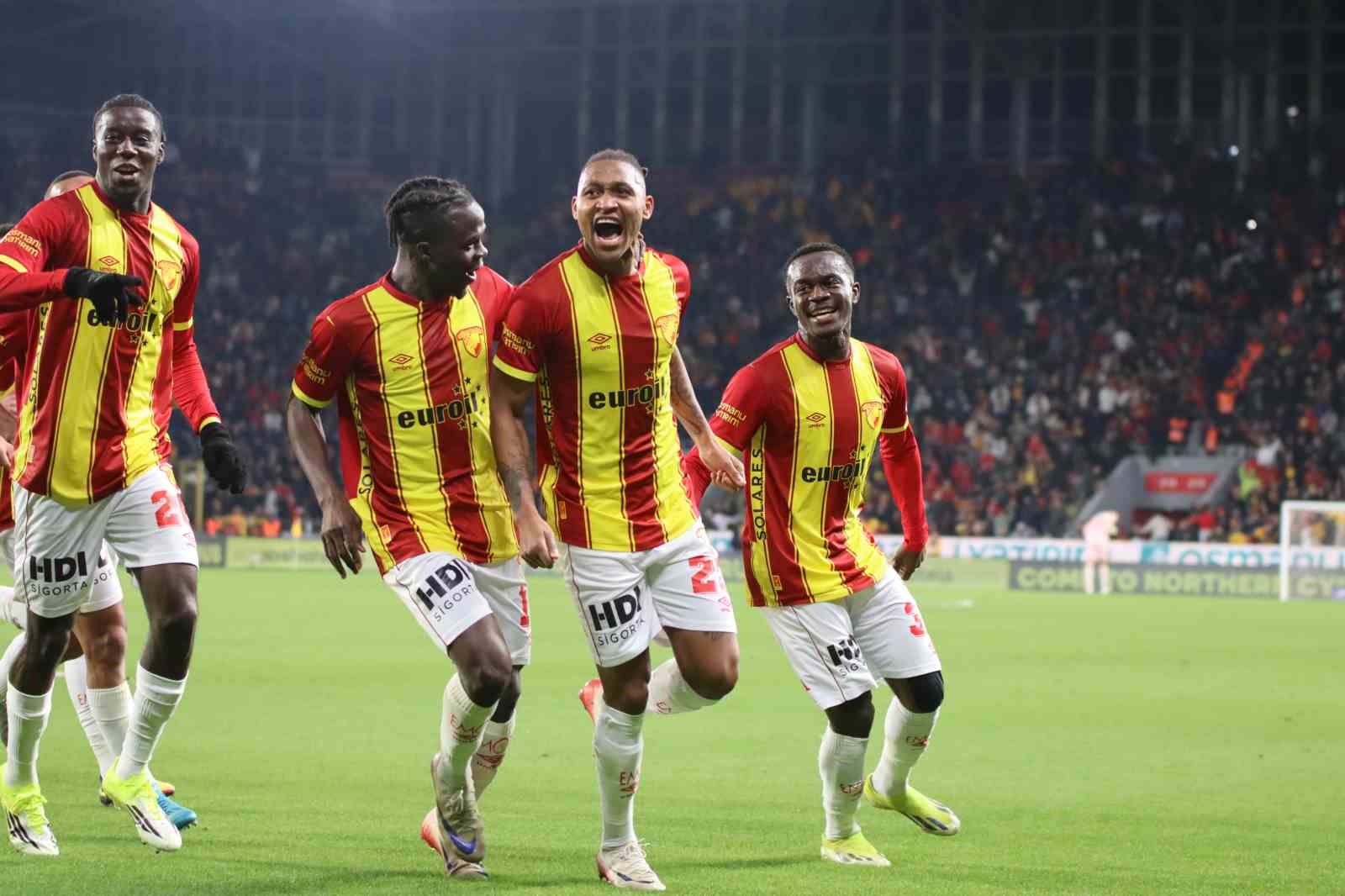 Trendyol Süper Lig: Göztepe: 1 - Çaykur Rizespor: 0 (İlk yarı)