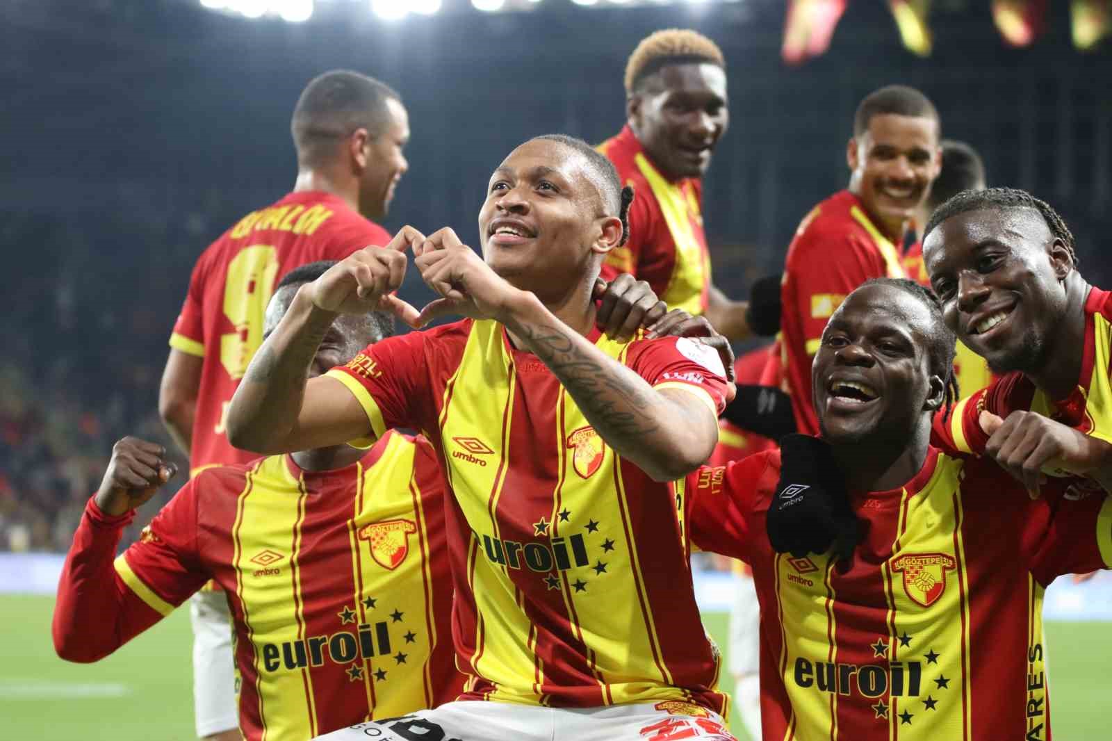 Trendyol Süper Lig: Göztepe: 1 - Çaykur Rizespor: 0 (İlk yarı)