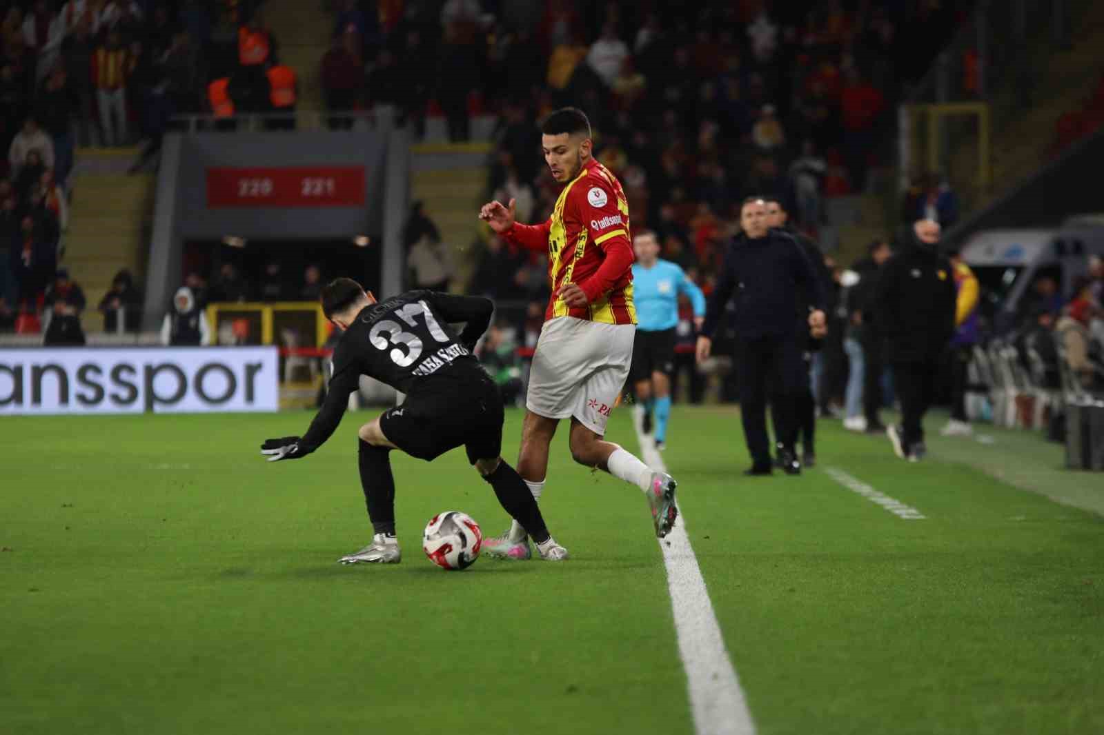 Trendyol Süper Lig: Göztepe: 1 - Çaykur Rizespor: 0 (İlk yarı)