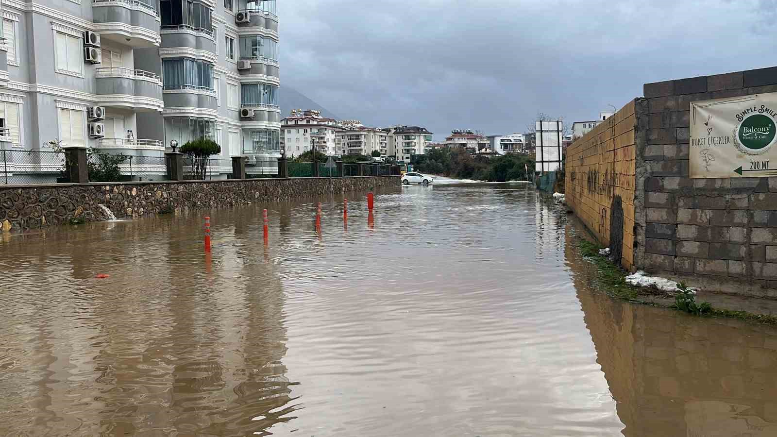 Alanya’da  yağmur , dolu ve fırtına hayatı olumsuz etkiledi
