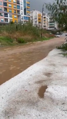 Alanya’da  yağmur , dolu ve fırtına hayatı olumsuz etkiledi