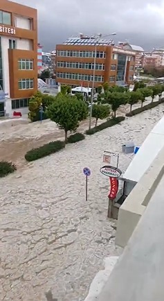 Alanya’da  yağmur , dolu ve fırtına hayatı olumsuz etkiledi