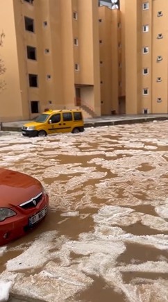 Alanya’da  yağmur , dolu ve fırtına hayatı olumsuz etkiledi