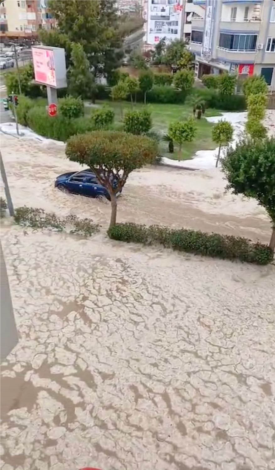 Alanya’da  yağmur , dolu ve fırtına hayatı olumsuz etkiledi