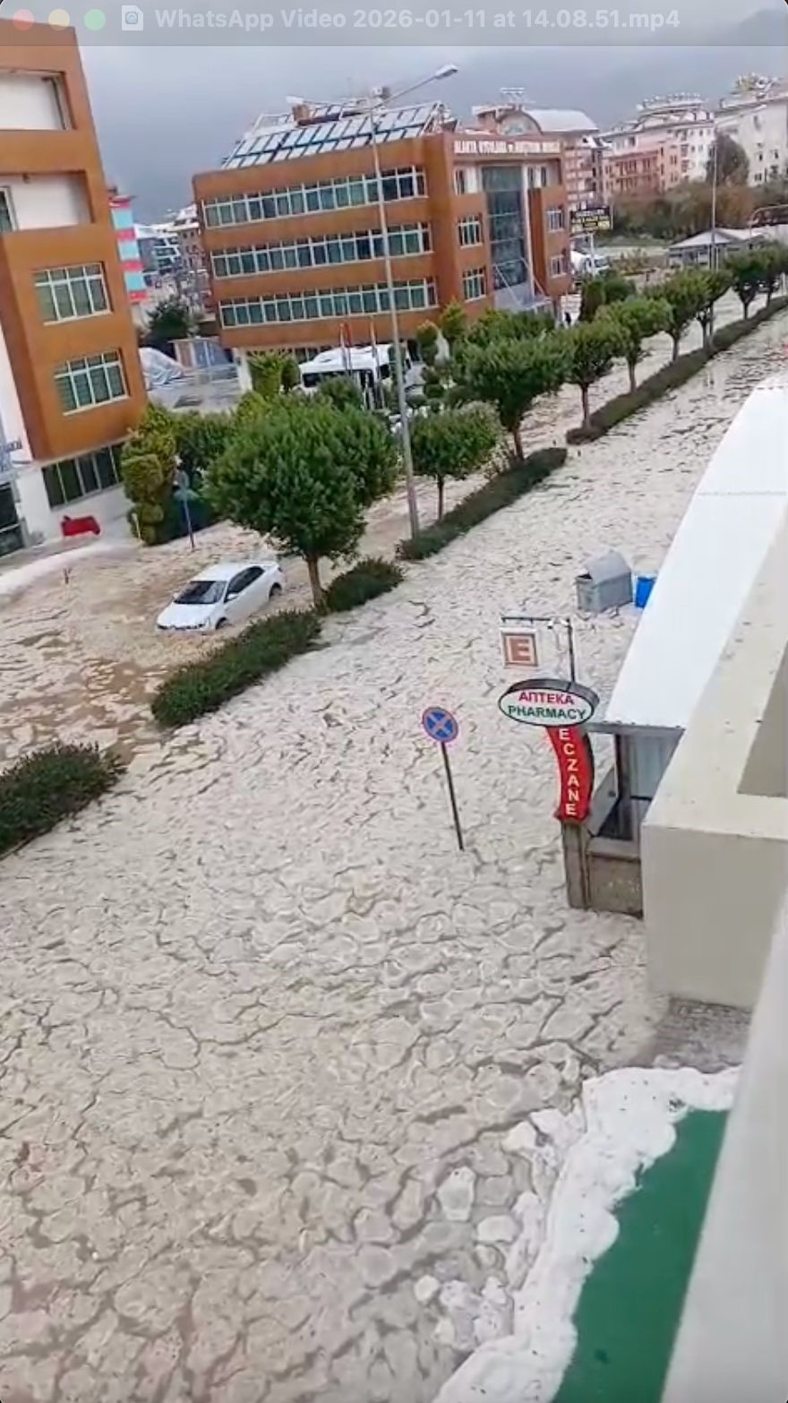 Alanya’da  yağmur , dolu ve fırtına hayatı olumsuz etkiledi