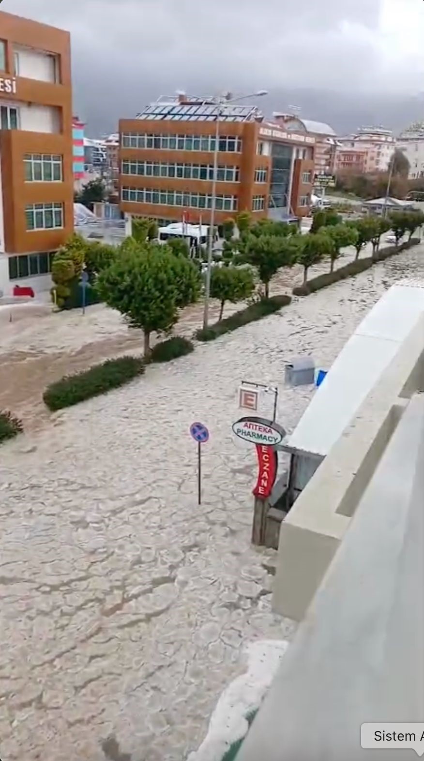Alanya’da  yağmur , dolu ve fırtına hayatı olumsuz etkiledi