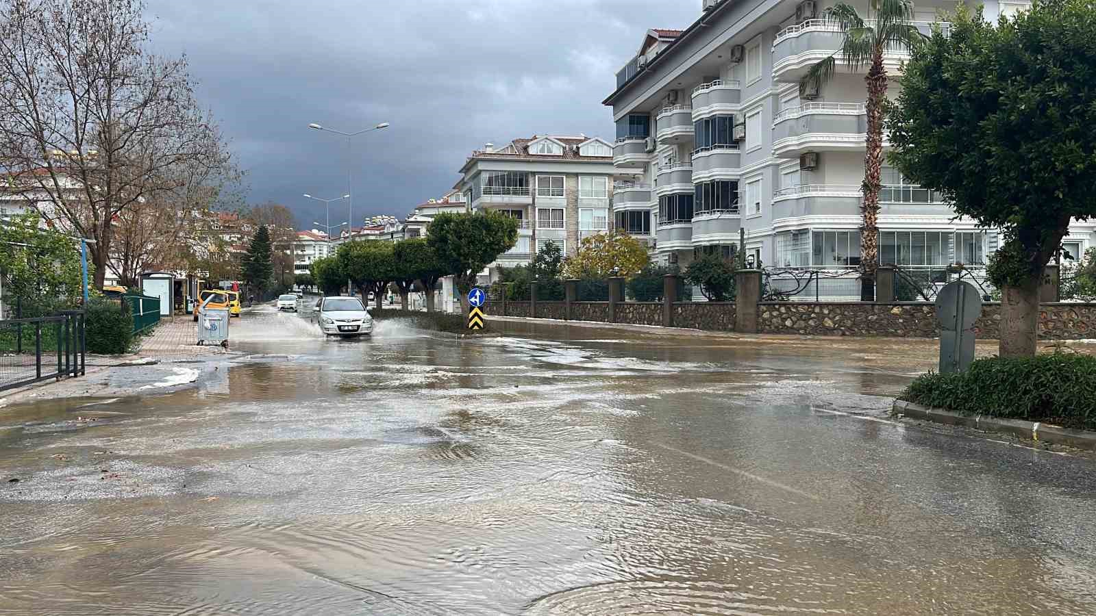 Alanya’da  yağmur , dolu ve fırtına hayatı olumsuz etkiledi