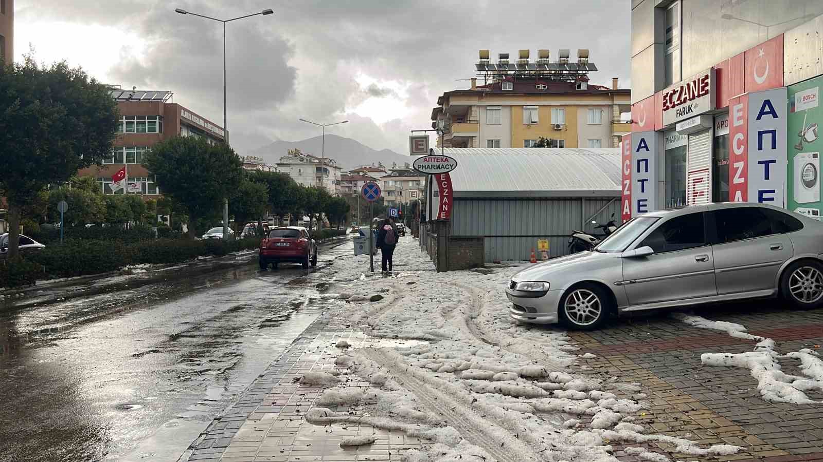 Alanya’da  yağmur , dolu ve fırtına hayatı olumsuz etkiledi