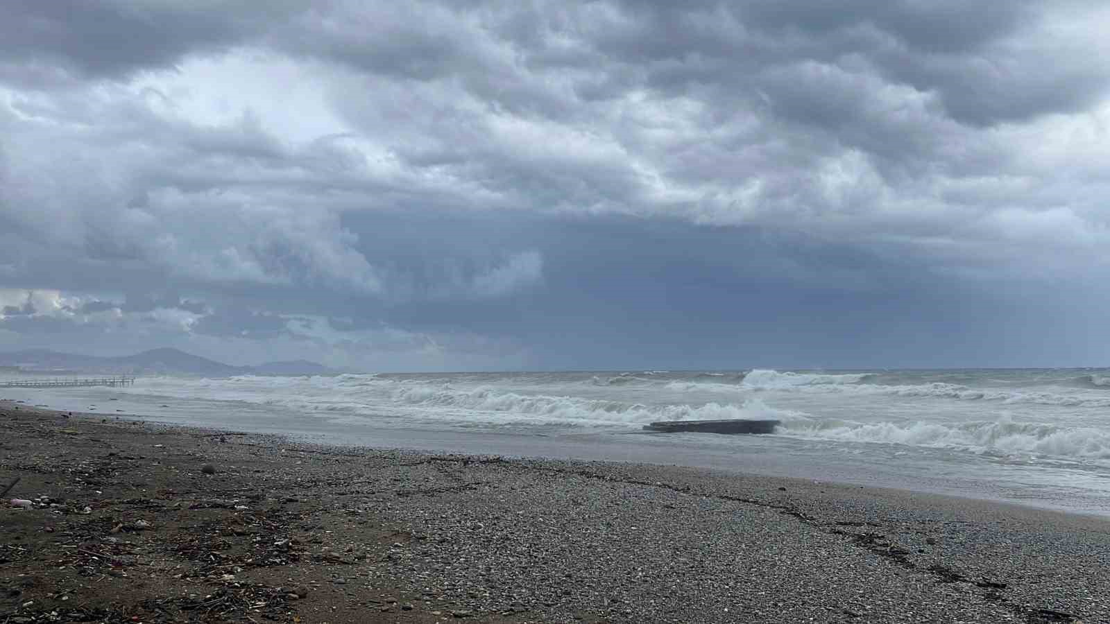 Alanya’da  yağmur , dolu ve fırtına hayatı olumsuz etkiledi