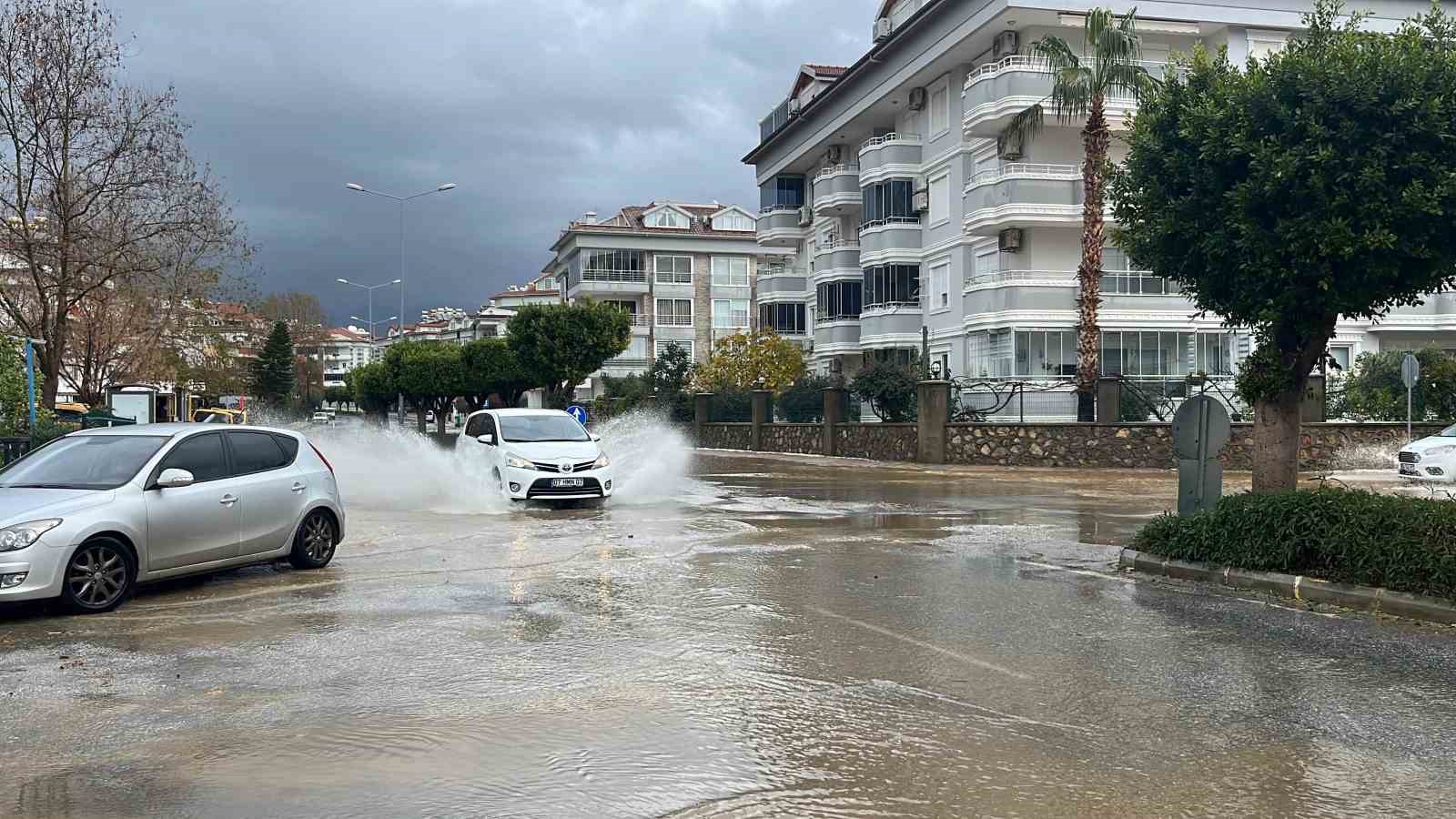 Alanya’da  yağmur , dolu ve fırtına hayatı olumsuz etkiledi