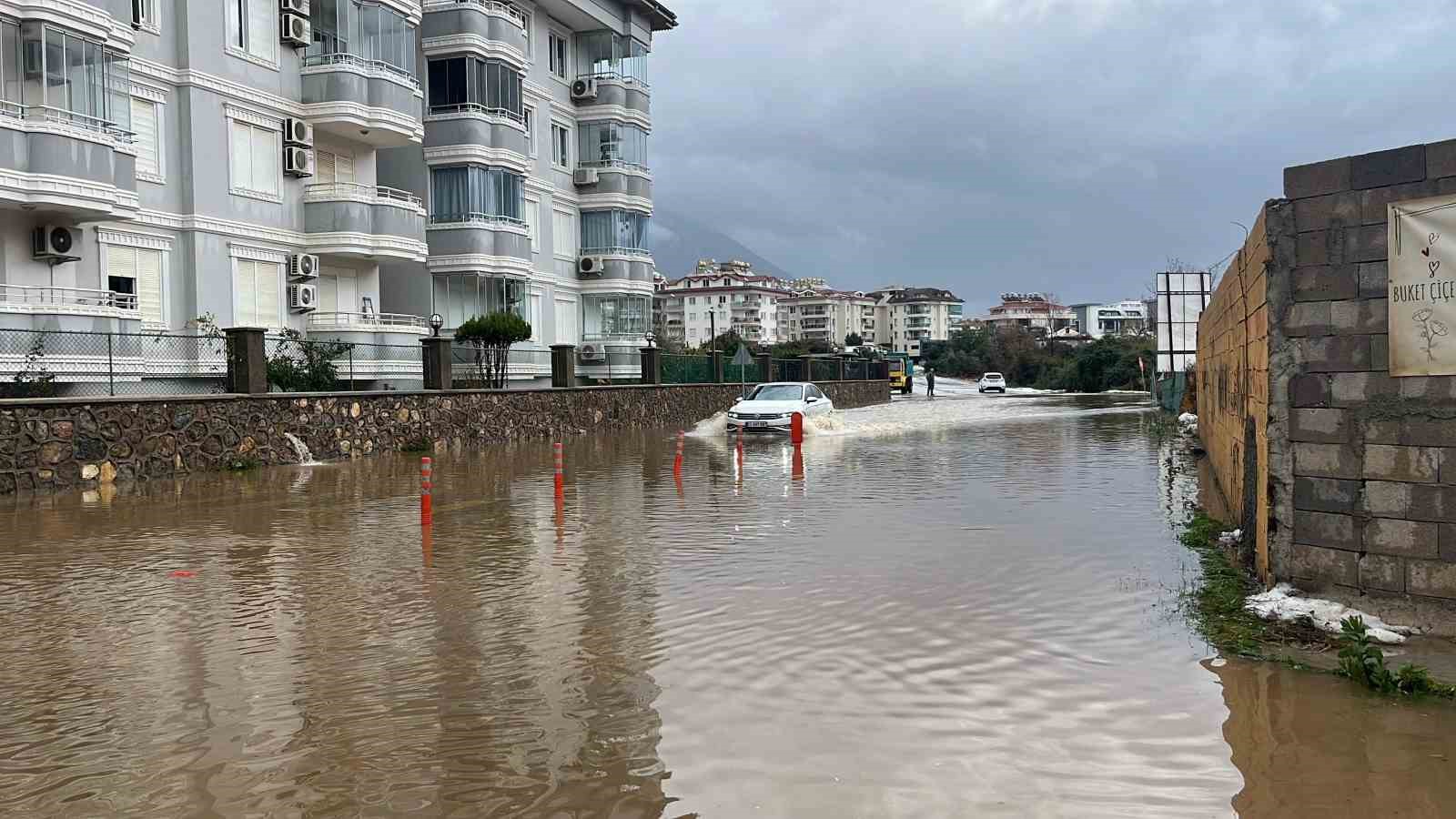 Alanya’da  yağmur , dolu ve fırtına hayatı olumsuz etkiledi