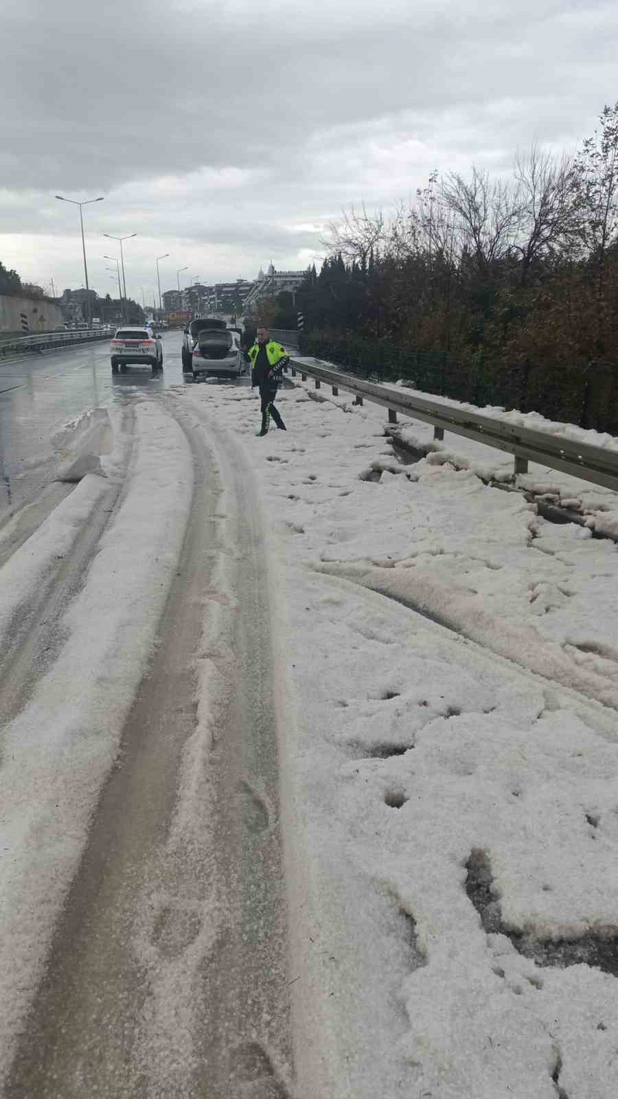 Alanya’da  yağmur , dolu ve fırtına hayatı olumsuz etkiledi