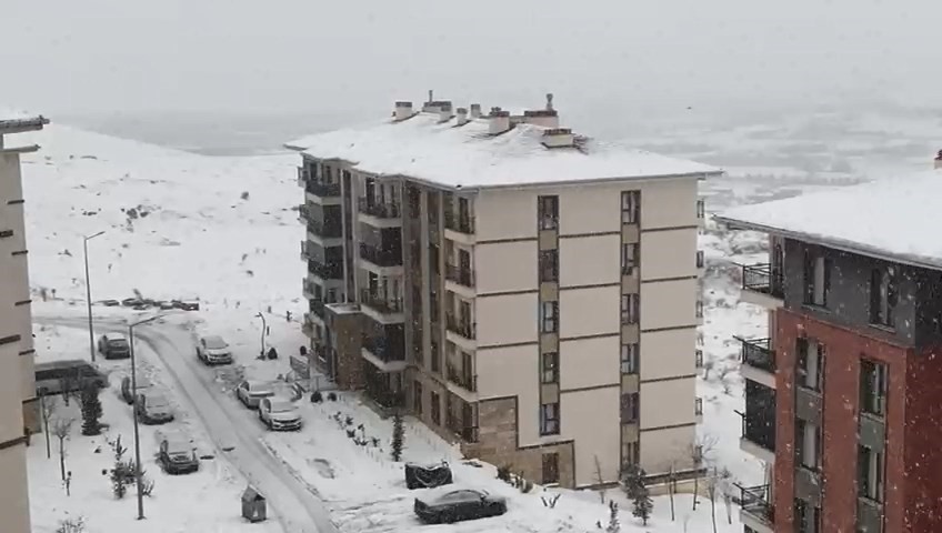 Elazığ’da kar yağışı aralıklarla sürüyor