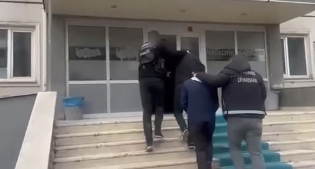 Midelerinde taşıdıkları 807 gram uyuşturucu ile yakalanan 2 kişi tutuklandı